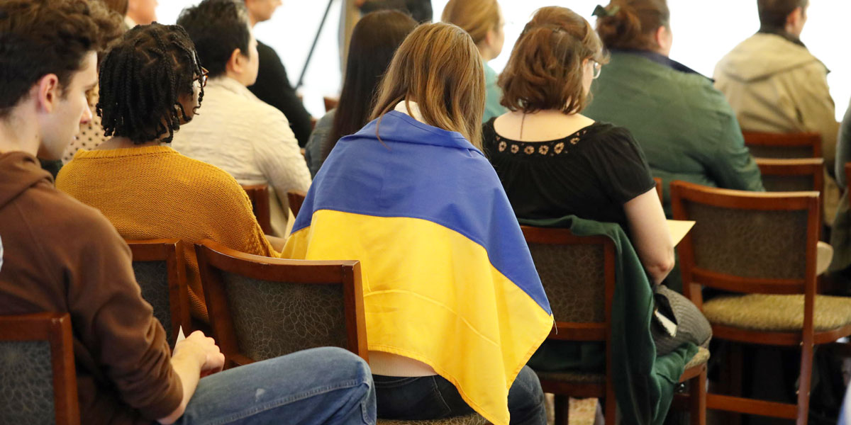 學生上課時背著烏克蘭國旗表達立場。（圖／FB@BaylorUniversity1845）